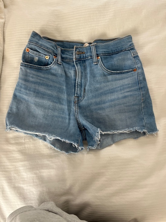 Pants - Women’s Levi’s shorts